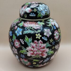Chinese Thousand Flowers Porcelain Decorative Ginger Jar On Black Famille Noire